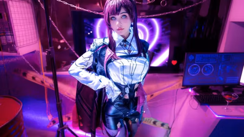 Косплей Kafka из Honkai Star Rail от Joyce Lin2x яркая неоновая сцена