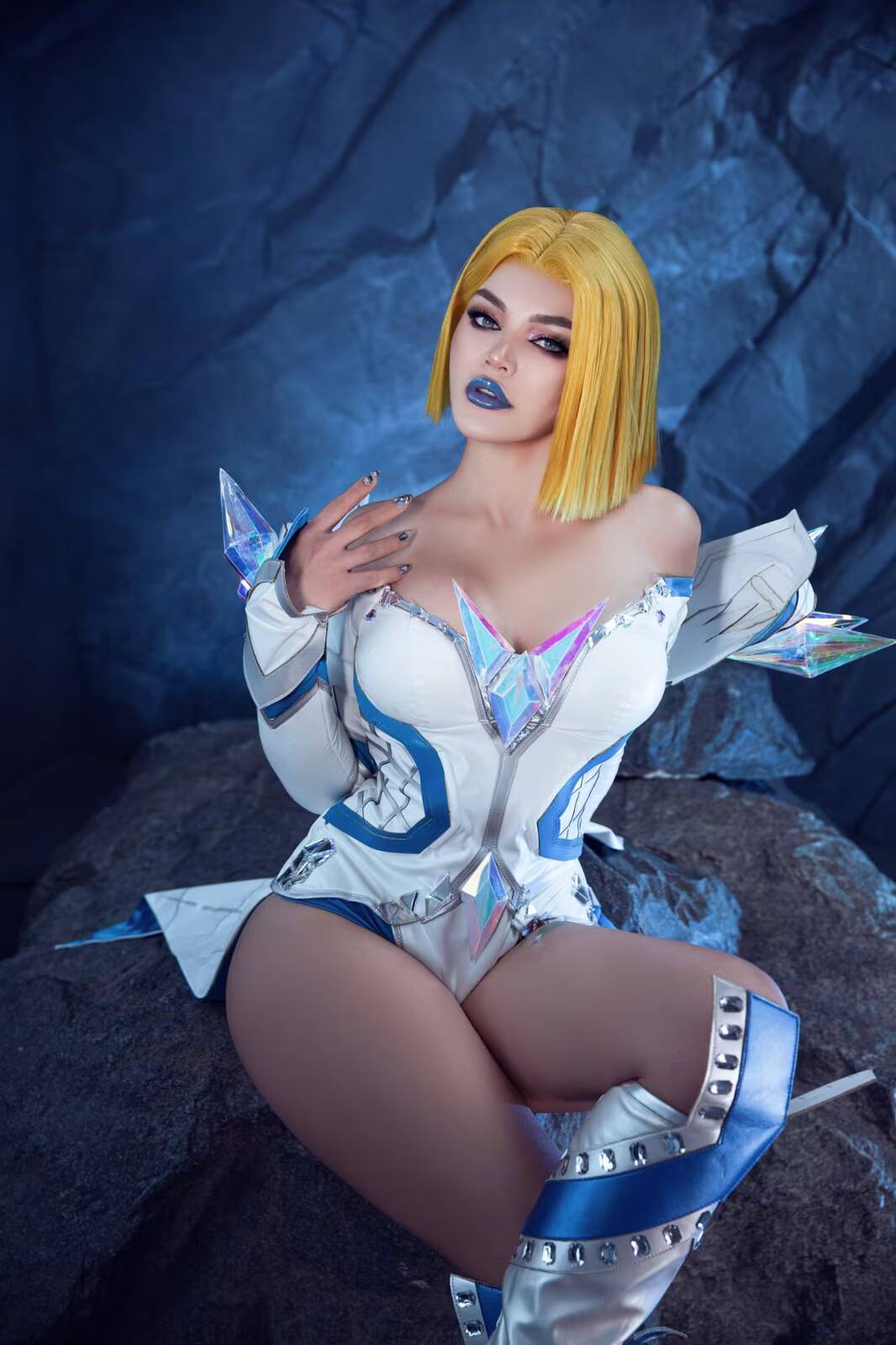Kalinka Fox показала косплей Эммы Фрост из X-Men