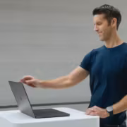 Камера LG с прожекторами и видеозвонок появились на утёкших фото 5 Мужчина с ноутбуком и умными часами Camera LG