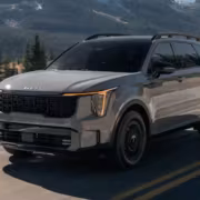 Черный Kia SUV на дороге в горах и лесах
