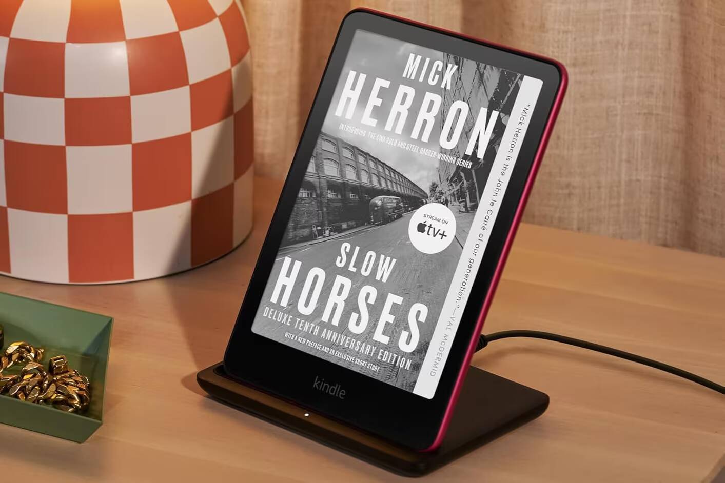 Электронная книга Kindle Paperwhite Signature Edition на зарядке