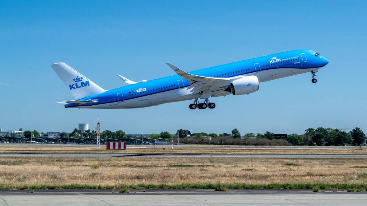 самолёт KLM Airbus A350-900 в полёте