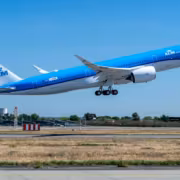 самолёт KLM Airbus A350-900 в полёте