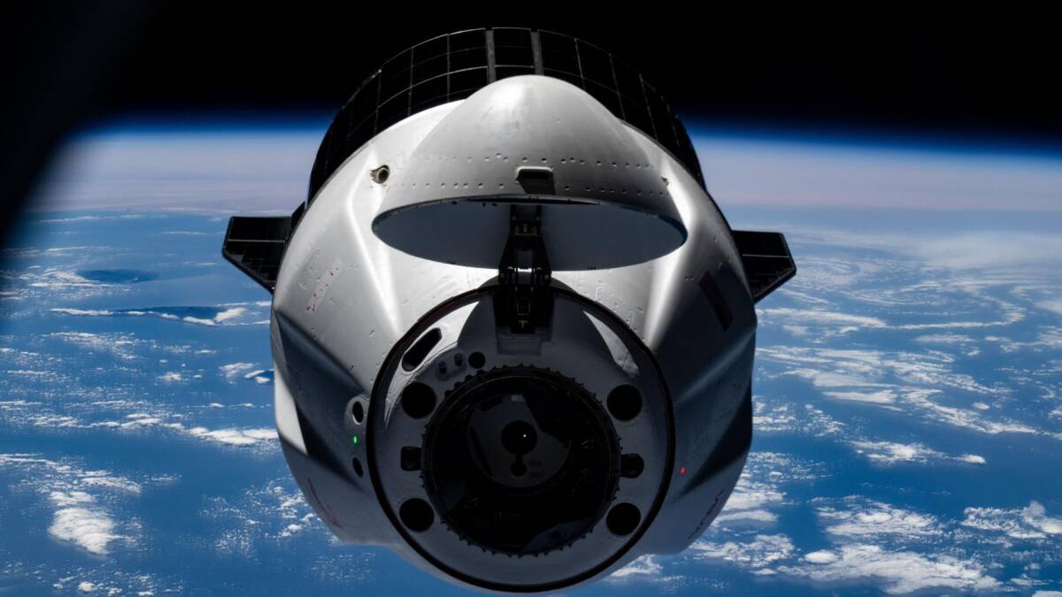космический корабль SpaceX Dragon в космосе