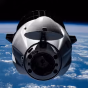 космический корабль SpaceX Dragon в космосе