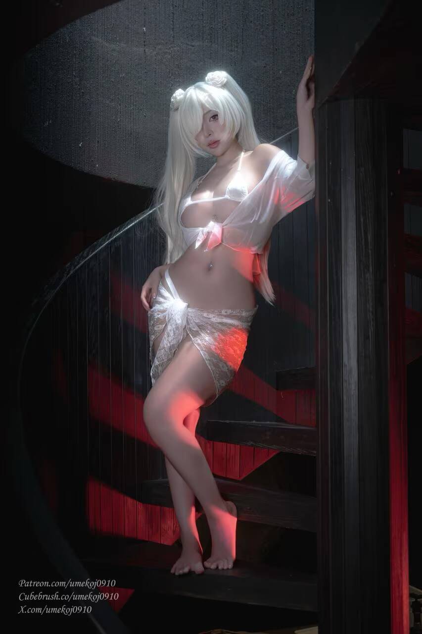 Косплей Cinderella из Goddess of Victory NIKKE сидящая на лестнице
