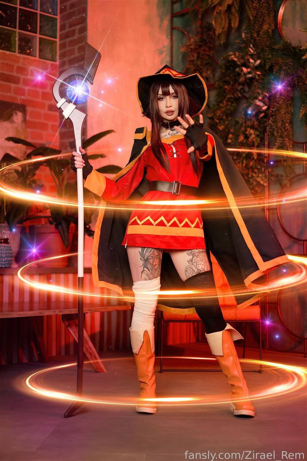 Косплей Мегумин из KonoSuba!: Zirael Rem в роли архимага 1 Косплей Мегумин из KonoSuba Zirael Rem с волшебной палкой