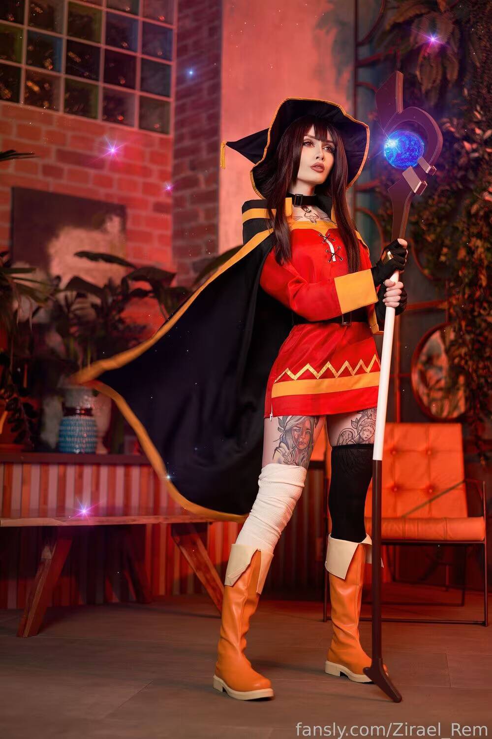 Косплей Мегумин из KonoSuba!: Zirael Rem в роли архимага 4 Косплей Мегумин из KonoSuba Зираэл Рем с магической палочкой