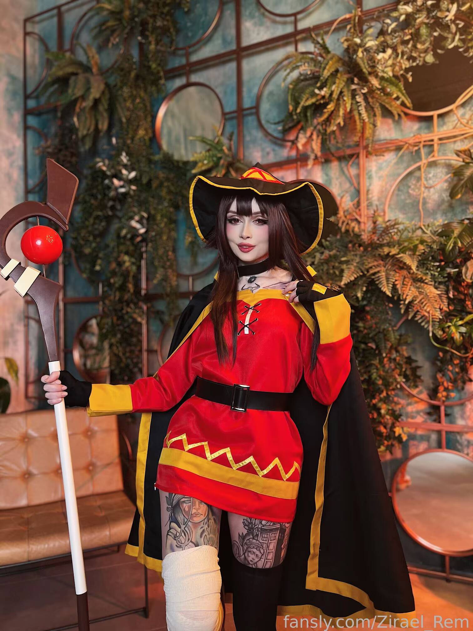 Косплей Мегумин из KonoSuba!: Zirael Rem в роли архимага 7 Косплей Мегумин из KonoSuba Зираел Рем в костюме архимага