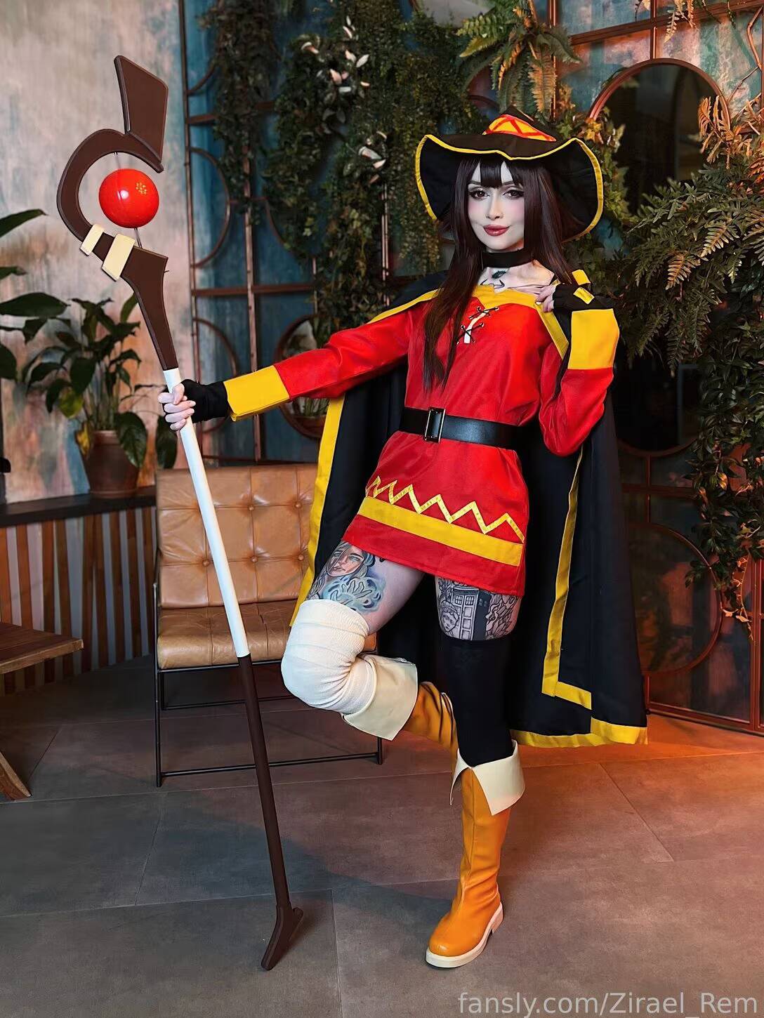 Косплей Мегумин из KonoSuba!: Zirael Rem в роли архимага 8 Косплей Мегумин из KonoSuba Zirael Rem с волшебной палочкой
