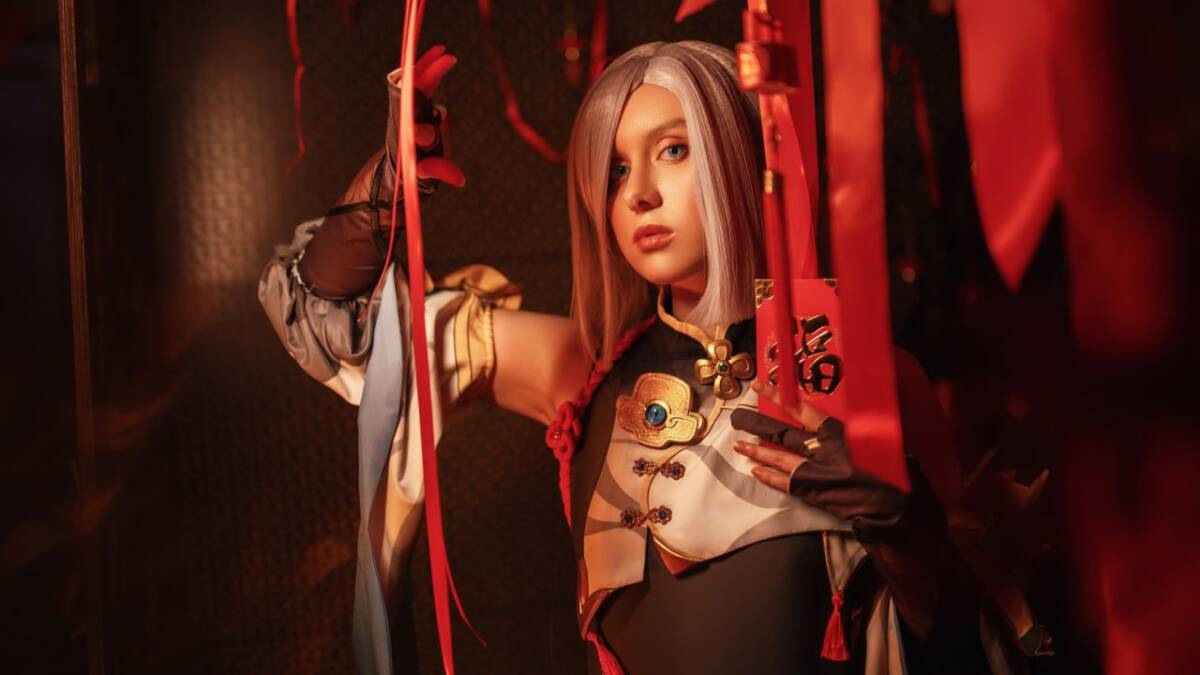 Косплей Shenhe от Aava Hime: холодная эстетика Genshin Impact 25 Косплей Shenhe от Aava Hime в красно-чёрной одежде
