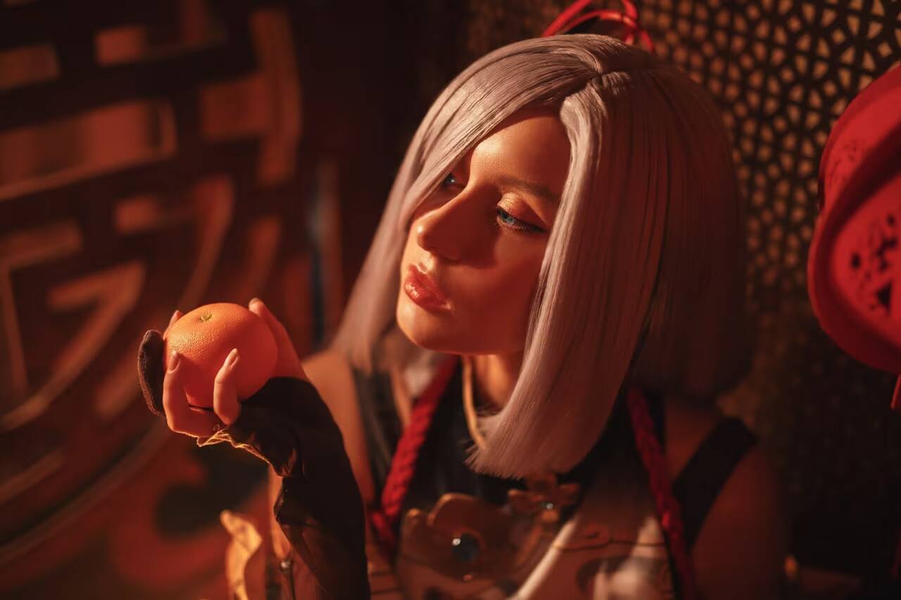 Косплей Shenhe от Aava Hime: холодная эстетика Genshin Impact 2 Косплей Shenhe от Aava Hime с оранжевым гранатом