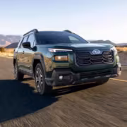 Кроссовер Subaru Outback нового поколения движется по дороге в пустыне