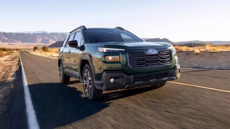 Кроссовер Subaru Outback нового поколения движется по дороге в пустыне