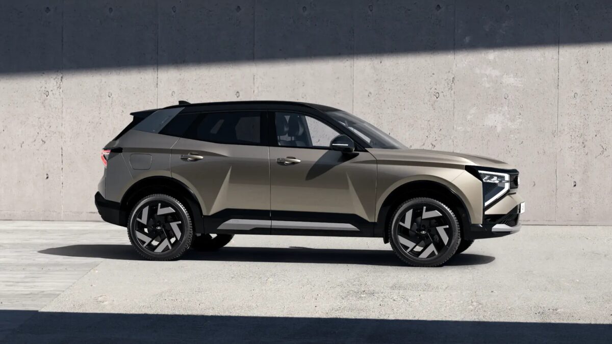 Электрический кроссовер Lada Azimut на фоне стены