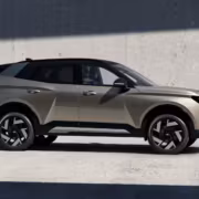 Электрический кроссовер Lada Azimut на фоне стены