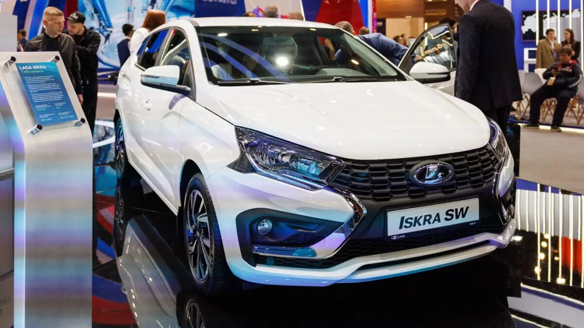 Белая LADA Iskra SW на выставке