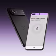 Смартфон Ledger Atom в черном корпусе с камерой