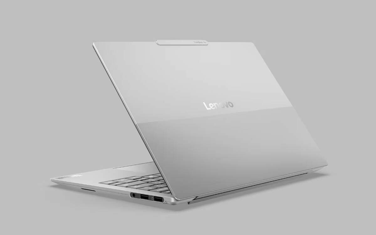 Ноутбук Lenovo ThinkBook 14x частично открытый серебристый дизайн