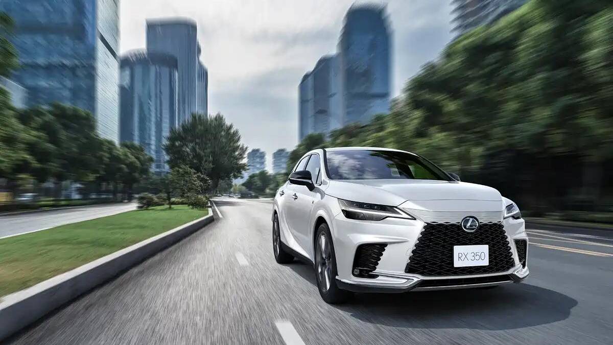 Лексус RX 350 едет по городской улице