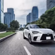 Лексус RX 350 едет по городской улице