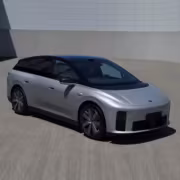 Электромобиль Li Auto Li One серого цвета