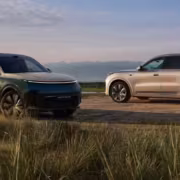 Два автомобиля Li Auto L8 на природе в закат
