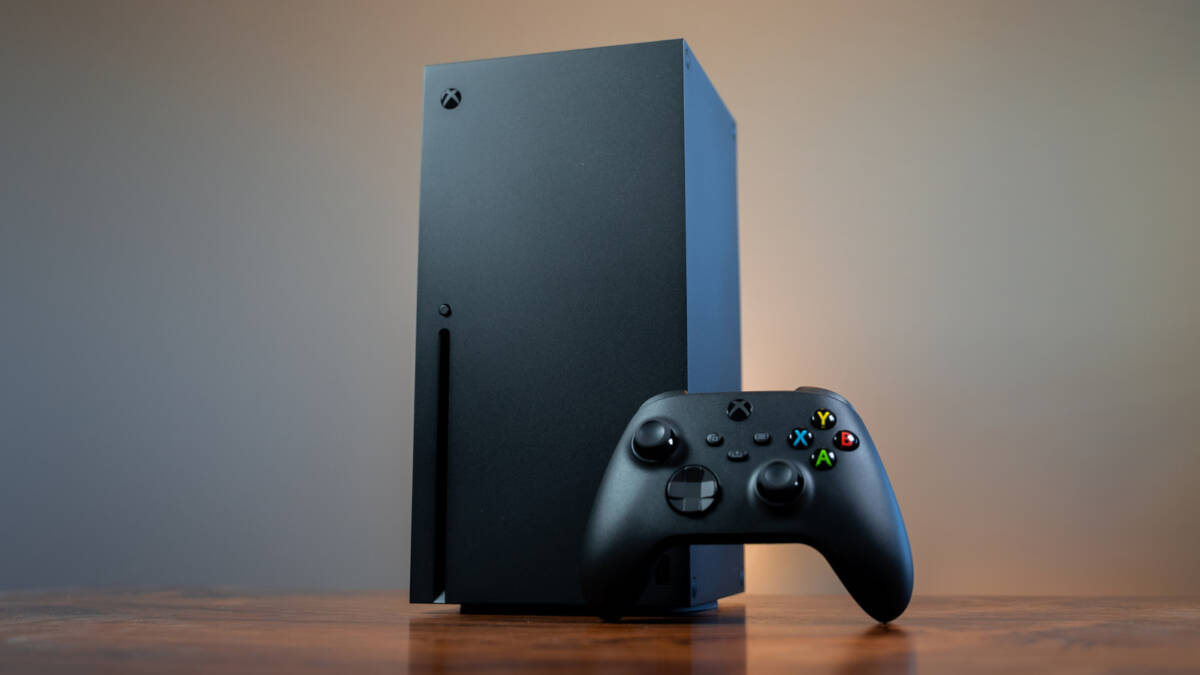 Игровая консоль Xbox Series X и контроллер на деревянном столе