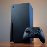 Игровая консоль Xbox Series X и контроллер на деревянном столе