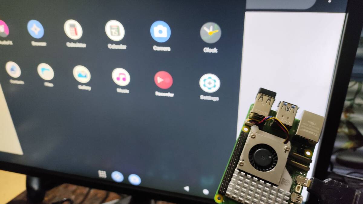 Дисплей планшета с меню LineageOS 24.0 и Raspberry Pi