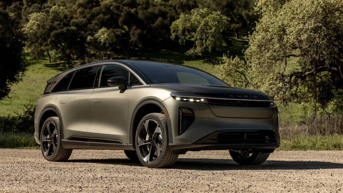 Электромобиль Lucid Air на природе в солнечный день