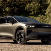 Lucid Motors выпустила 2954 электромобиля за квартал, минимум с начала 2025 года 4 Электромобиль Lucid Air на природе в солнечный день