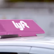 Lyft выплатит $272,5 млн по делу о статусе водителей в Калифорнии 65 Только верхняя часть автомобиля с Lyft такси, розовая табличка на крыше