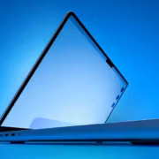 MacBook Pro с сенсорным OLED-экраном могут представить уже в октябре 2 MacBook Pro с сенсорным OLED-экраном, открытая крышка, голубой фон