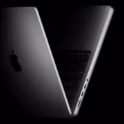 MacBook Pro с открытым экраном и клавиатурой Macintosh