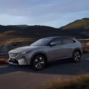электромобиль Mazda CX-60 Luxury на дороге