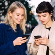 Две молодые девушки смотрят в смартфон медиаскоп