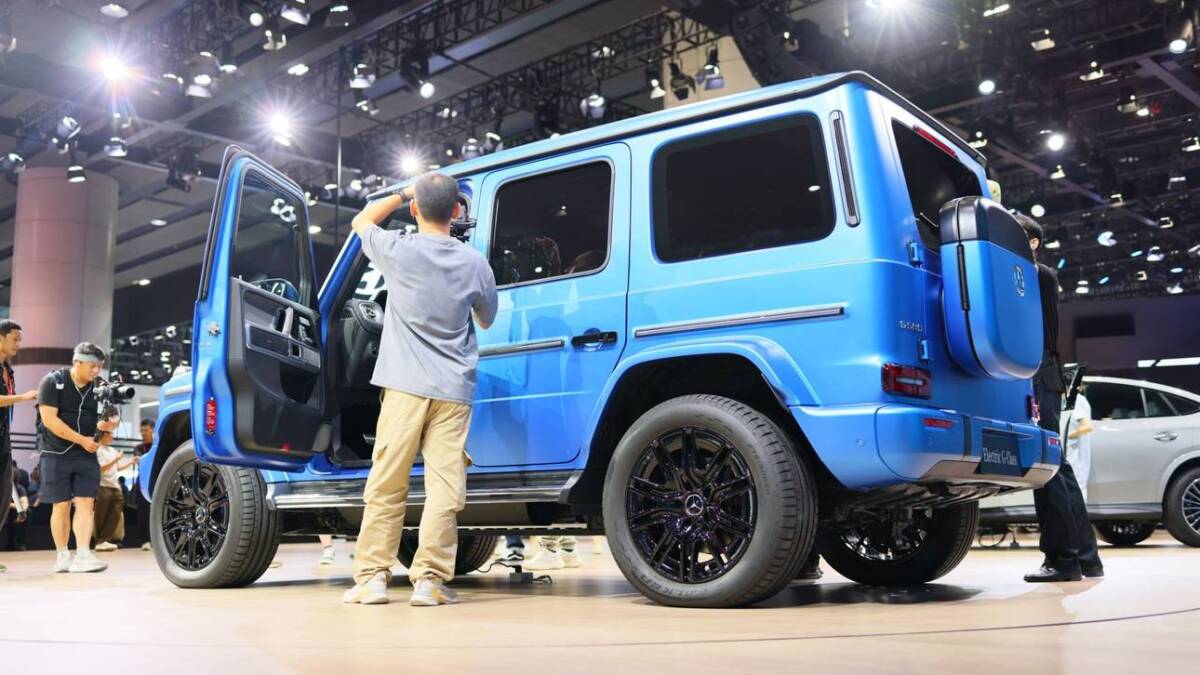 люди около Mercedes-Benz электрический внедорожник