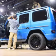 люди около Mercedes-Benz электрический внедорожник