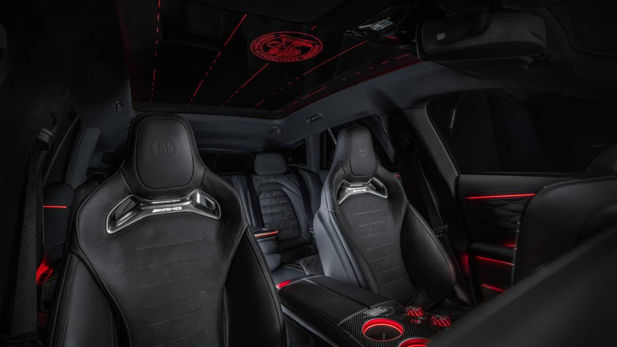 Интерьер Mercedes-AMG EQS с черными сиденьями и красной подсветкой