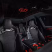 Интерьер Mercedes-AMG EQS с черными сиденьями и красной подсветкой