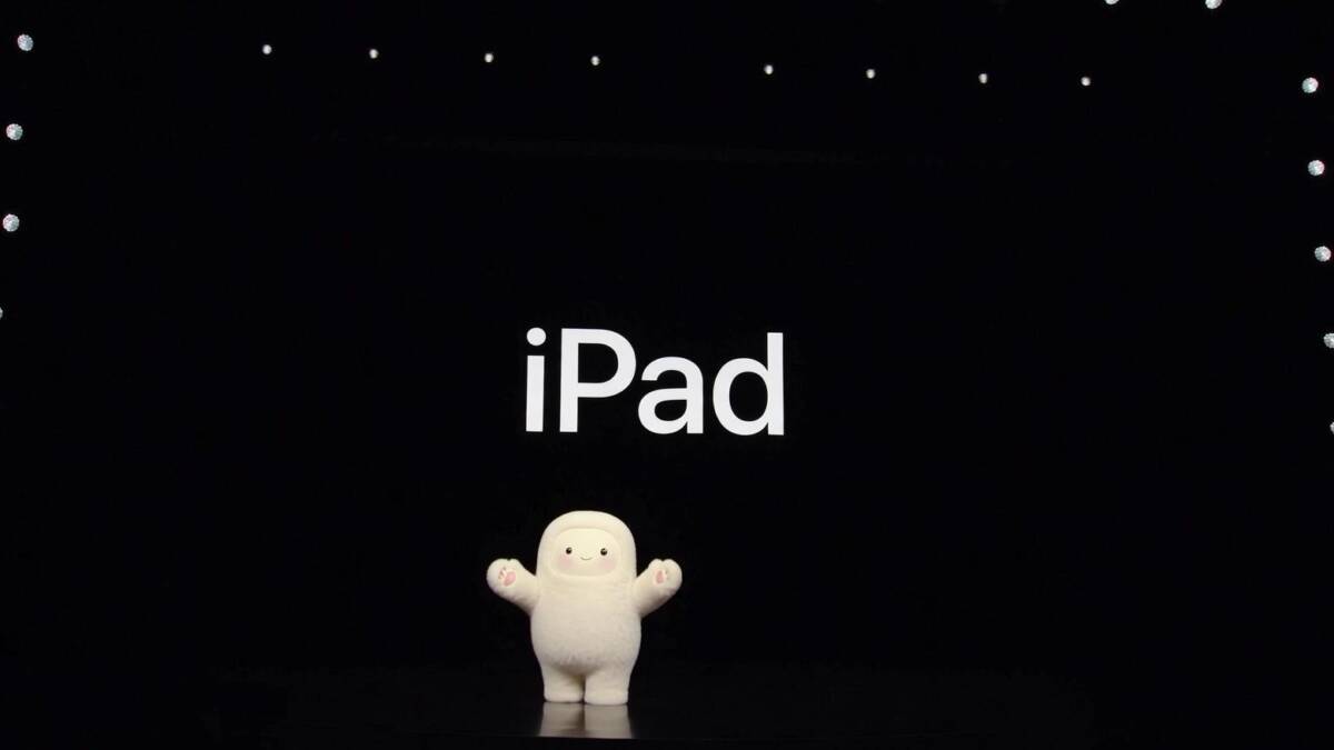 Костюм кита и логотип iPad на сцене Meta