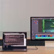 рабочий стол Mac Studio с Windows ПК и Mac Studio Muse Spark Open
