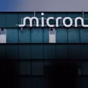 Фасад здания с логотипом Micron в верхней части