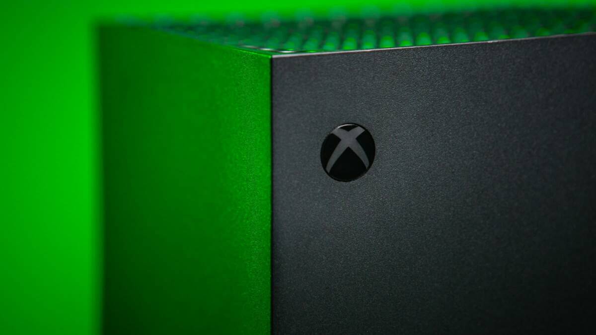 Часть Xbox серии X с кнопкой питания и логотипом