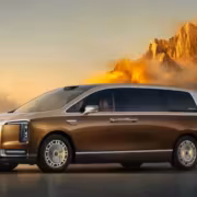 Минивэн Maextro V800 с 530 л.с. привезут в Россию в начале 2027 года 2 Минивэн Maextro V800 на дороге на фоне гор с облаками
