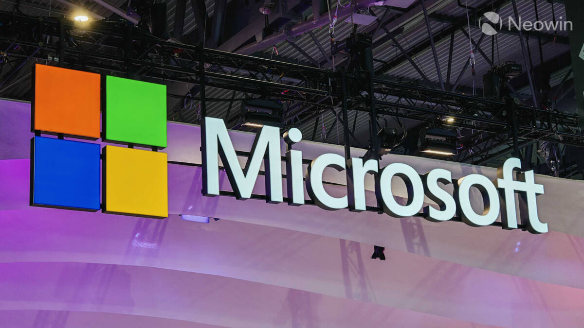 Логотип Microsoft на выставочной стенде с освещением