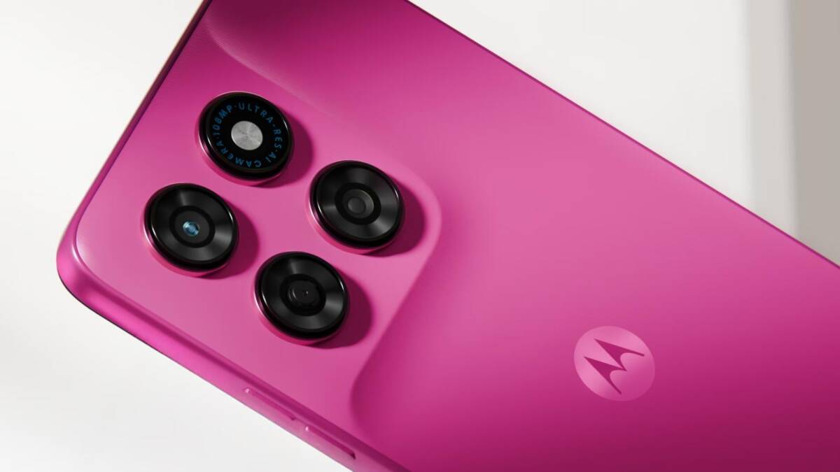 Розовый смартфон Motorola Moto G47 Power с тремя камерами