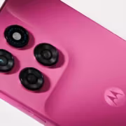 Розовый смартфон Motorola Moto G47 Power с тремя камерами