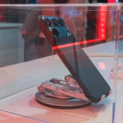 Motorola назначила анонс Signature 27 на 5 ноября, цену не раскрыла